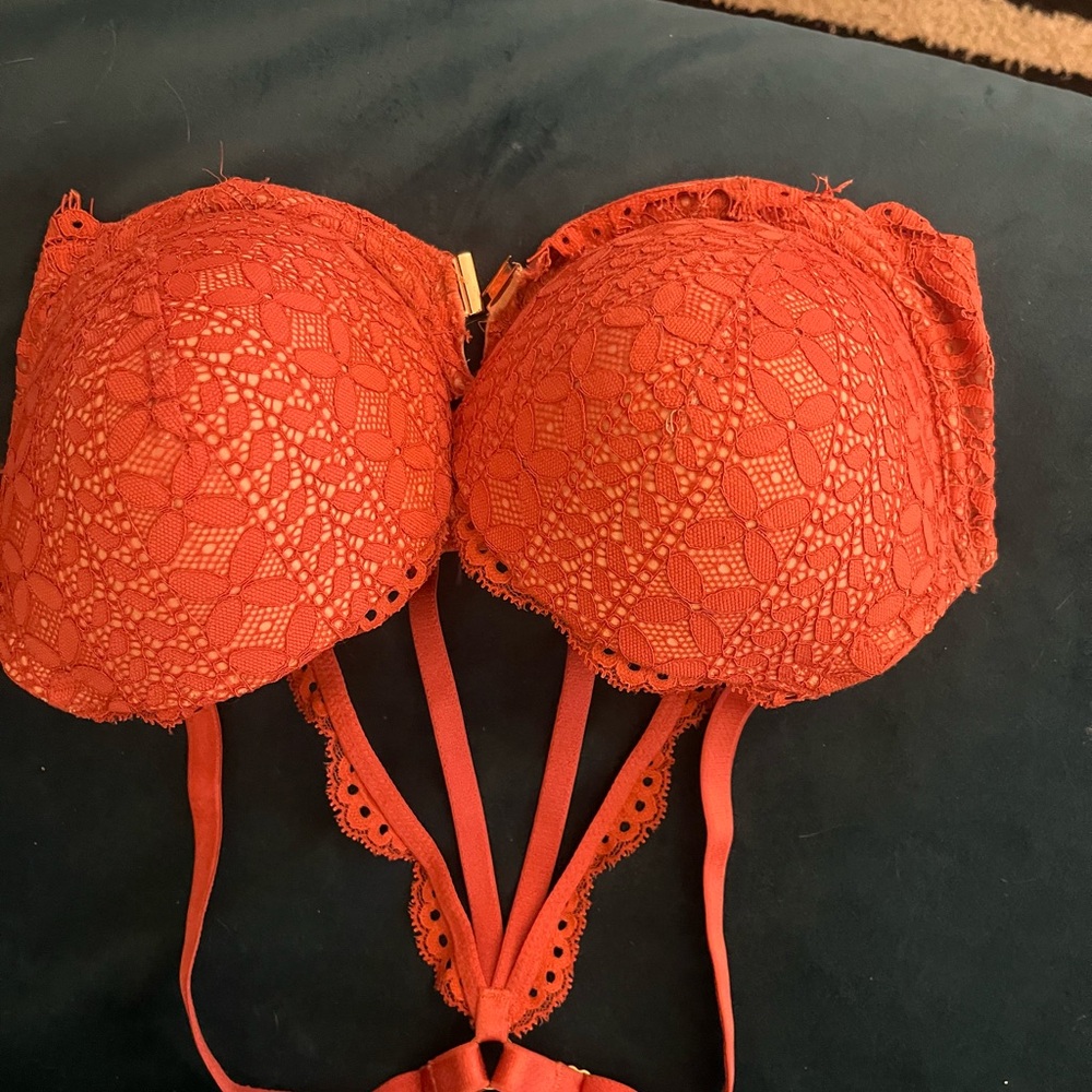 Elegant Lace Strapless Bra in Red